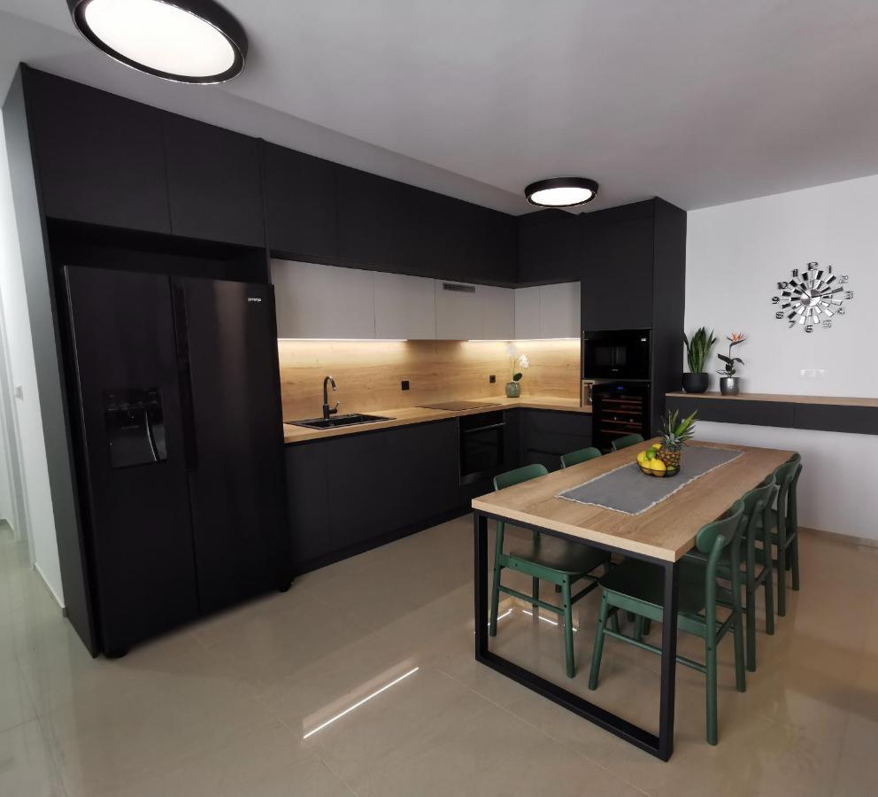 Black Pearl - Luxury Seaside App With Pool & Bbq, Istra Banjole Eksteriør bilde